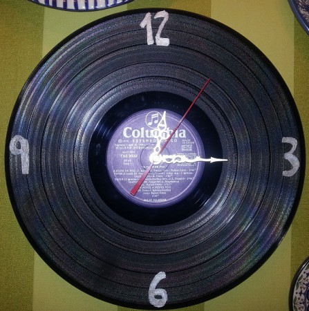 Reloj con Disco de Vinilo con numeros pintados